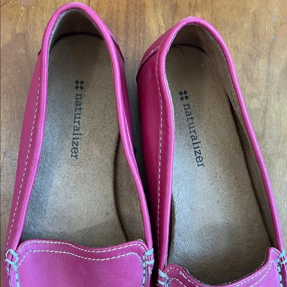 Naturalizer Simmons Coral Pink Leather Loafers w/Cushioned Suede Insoles. 7.5W - Picture 2 of 10